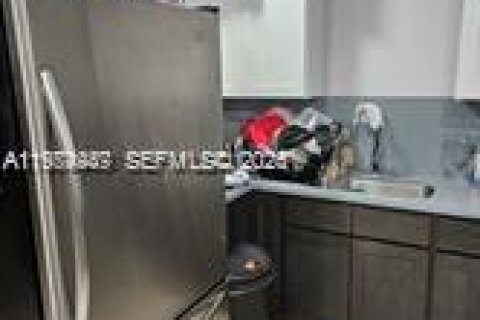 Снять в аренду квартиру в Майами, Флорида 2 спальни, 390м2, № 2041341 - фото 1