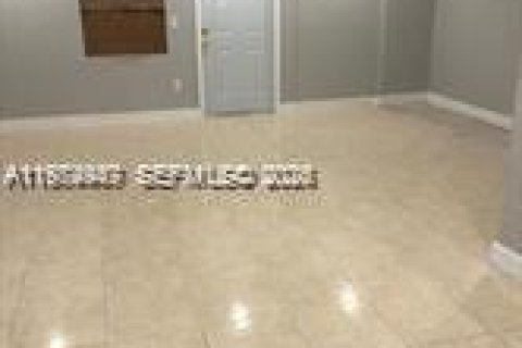 Снять в аренду квартиру в Майами, Флорида 2 спальни, 390м2, № 2041341 - фото 3