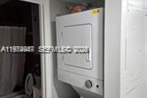 Снять в аренду квартиру в Майами, Флорида 2 спальни, 390м2, № 2041341 - фото 4