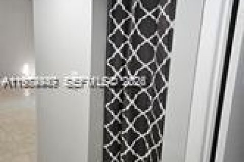 Снять в аренду квартиру в Майами, Флорида 2 спальни, 390м2, № 2041341 - фото 8