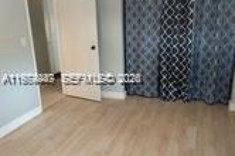 Снять в аренду квартиру в Майами, Флорида 2 спальни, 390м2, № 2041341 - фото 5