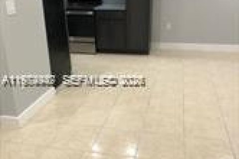Снять в аренду квартиру в Майами, Флорида 2 спальни, 390м2, № 2041341 - фото 2
