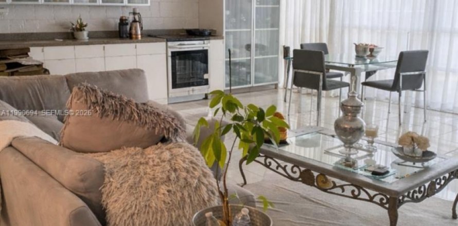 Condominio en Hallandale Beach, Florida, 2 dormitorios  № 2057584