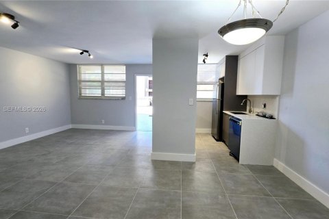 Condo in Hollywood, Florida, 1 bedroom № 2255868 - photo 2