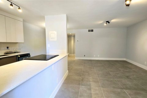 Condo in Hollywood, Florida, 1 bedroom № 2255868 - photo 3