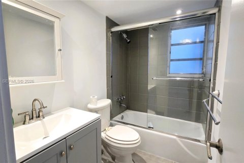 Condo in Hollywood, Florida, 1 bedroom № 2255868 - photo 10