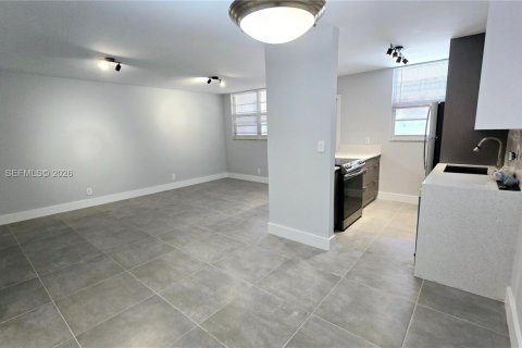 Condo in Hollywood, Florida, 1 bedroom № 2255868 - photo 4