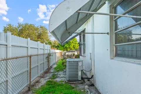 Villa ou maison à vendre à Miami, Floride: 3 chambres, 95.13 m2 № 1978496 - photo 10