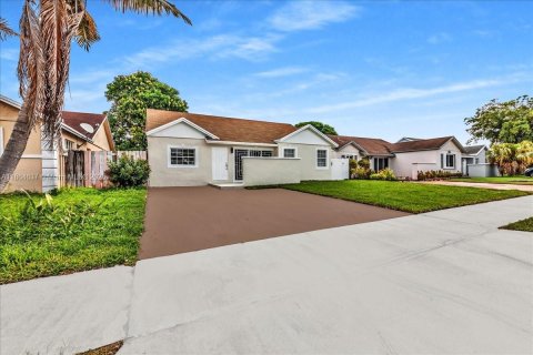 Villa ou maison à vendre à Miami Gardens, Floride: 3 chambres, 129.13 m2 № 1896557 - photo 4