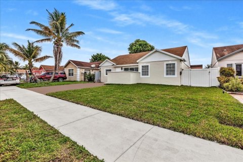 Villa ou maison à vendre à Miami Gardens, Floride: 3 chambres, 129.13 m2 № 1896557 - photo 5