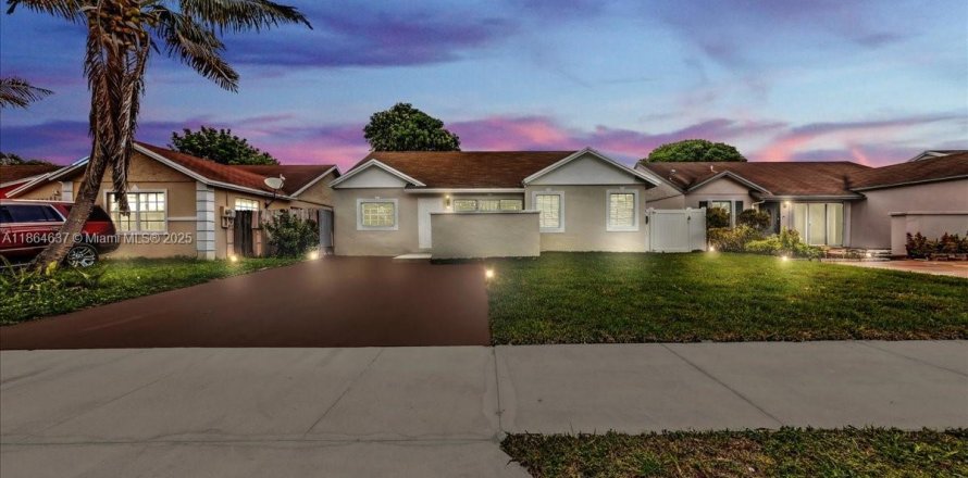 Villa ou maison à Miami Gardens, Floride 3 chambres, 129.13 m2 № 1896557