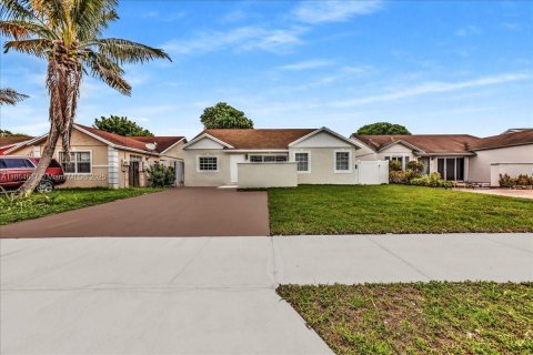 Villa ou maison à vendre à Miami Gardens, Floride: 3 chambres, 129.13 m2 № 1896557 - photo 3