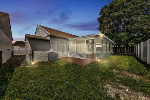 Villa ou maison à vendre à Miami Gardens, Floride: 3 chambres, 129.13 m2 № 1896557 - photo 2