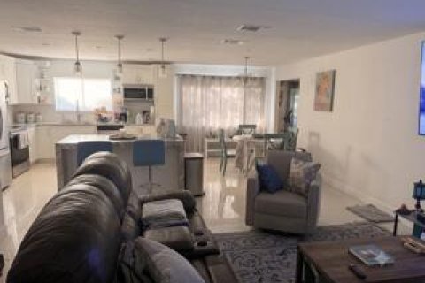 House in Port St. Lucie, Florida 3 bedrooms, 122.63 sq.m. № 2272074 - photo 4
