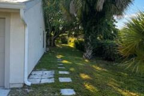 House in Port St. Lucie, Florida 3 bedrooms, 122.63 sq.m. № 2272074 - photo 10