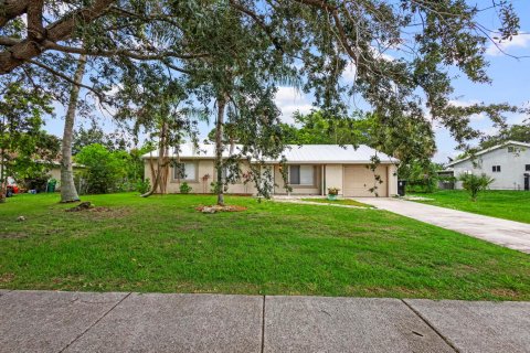 House in Port St. Lucie, Florida 3 bedrooms, 122.63 sq.m. № 2272074