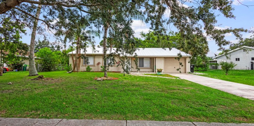 House in Port St. Lucie, Florida 3 bedrooms, 122.63 sq.m. № 2272074