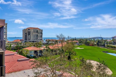 Condo in Saint Petersburg, Florida, 2 bedrooms  № 1567745 - photo 7