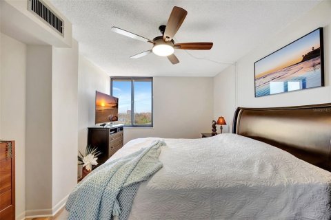Condo in Saint Petersburg, Florida, 2 bedrooms  № 1567745 - photo 18