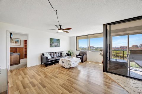Condo in Saint Petersburg, Florida, 2 bedrooms  № 1567745 - photo 10