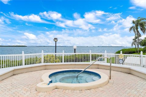 Condo in Saint Petersburg, Florida, 2 bedrooms  № 1567745 - photo 22