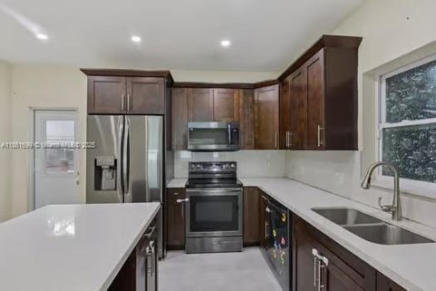 House in Miami, Florida 3 bedrooms, 112.41 sq.m. № 1895858 - photo 6