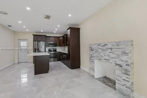 House in Miami, Florida 3 bedrooms, 112.41 sq.m. № 1895858 - photo 5