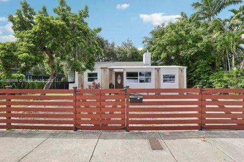House in Miami, Florida 3 bedrooms, 112.41 sq.m. № 1895858 - photo 1