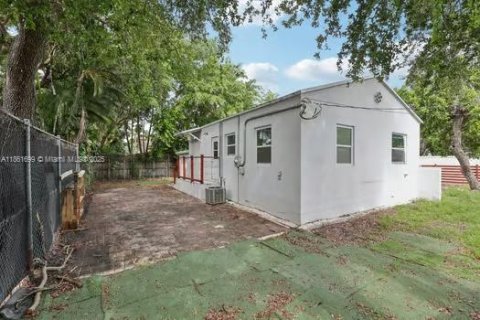 House in Miami, Florida 3 bedrooms, 112.41 sq.m. № 1895858 - photo 16