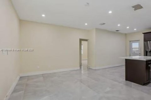 House in Miami, Florida 3 bedrooms, 112.41 sq.m. № 1895858 - photo 10