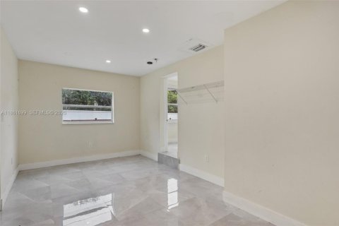 House in Miami, Florida 3 bedrooms, 112.41 sq.m. № 1895858 - photo 24