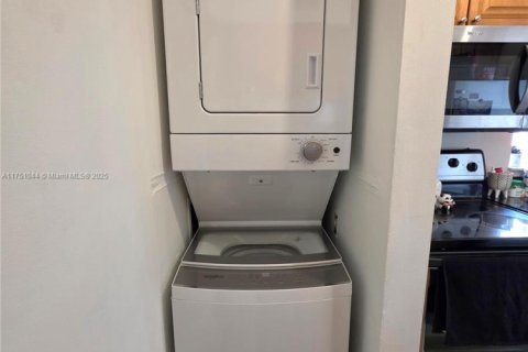 Купить кондоминиум в Пемброк-Пайнс, Флорида 1 спальня, 74.79м2, № 2013500 - фото 28