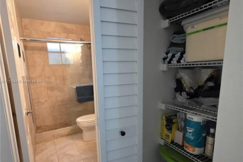 Купить кондоминиум в Пемброк-Пайнс, Флорида 1 спальня, 74.79м2, № 2013500 - фото 14