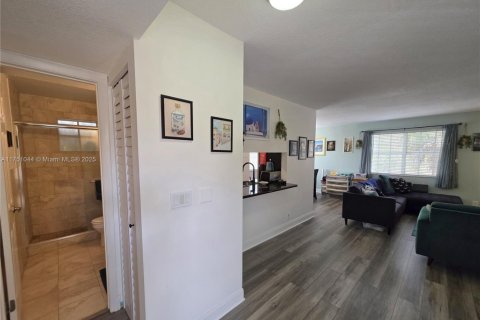 Купить кондоминиум в Пемброк-Пайнс, Флорида 1 спальня, 74.79м2, № 2013500 - фото 13