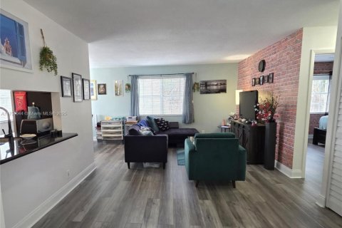 Купить кондоминиум в Пемброк-Пайнс, Флорида 1 спальня, 74.79м2, № 2013500 - фото 12