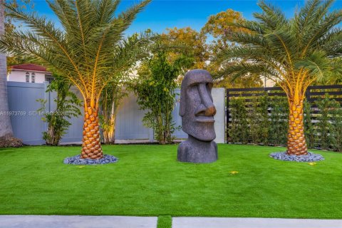 House in Miami, Florida 5 bedrooms, 238.29 sq.m. № 2038598 - photo 14