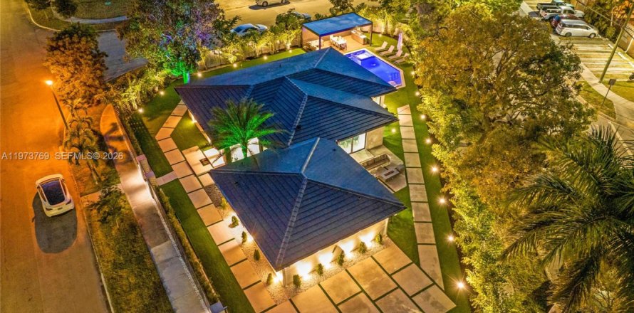 House in Miami, Florida 5 bedrooms, 238.29 sq.m. № 2038598