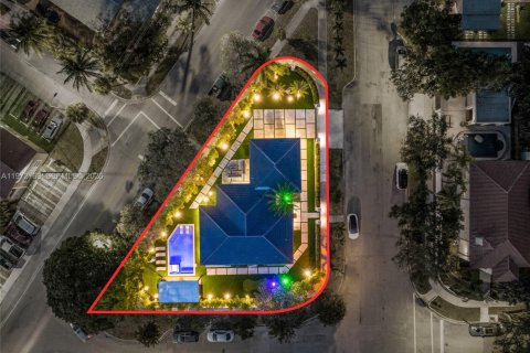 House in Miami, Florida 5 bedrooms, 238.29 sq.m. № 2038598 - photo 3