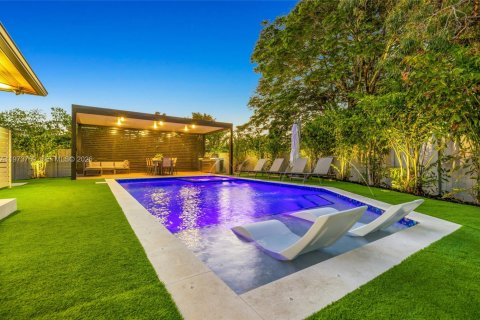 House in Miami, Florida 5 bedrooms, 238.29 sq.m. № 2038598 - photo 6