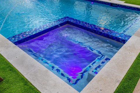 House in Miami, Florida 5 bedrooms, 238.29 sq.m. № 2038598 - photo 18