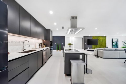 House in Miami, Florida 5 bedrooms, 238.29 sq.m. № 2038598 - photo 29