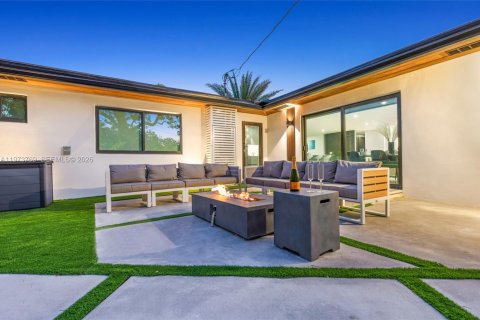 House in Miami, Florida 5 bedrooms, 238.29 sq.m. № 2038598 - photo 13