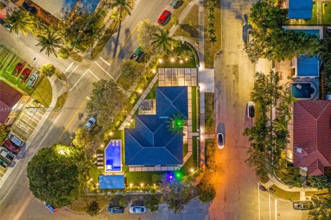 House in Miami, Florida 5 bedrooms, 238.29 sq.m. № 2038598 - photo 2