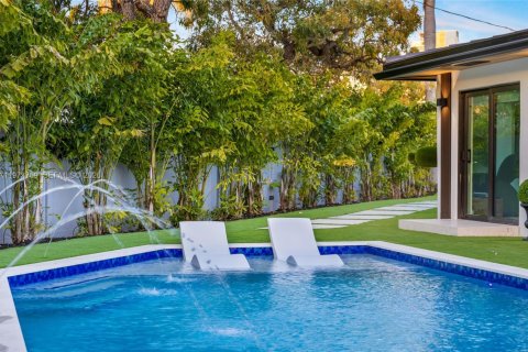 House in Miami, Florida 5 bedrooms, 238.29 sq.m. № 2038598 - photo 20