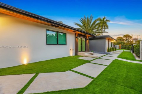 House in Miami, Florida 5 bedrooms, 238.29 sq.m. № 2038598 - photo 12