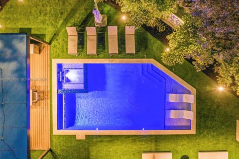 House in Miami, Florida 5 bedrooms, 238.29 sq.m. № 2038598 - photo 8