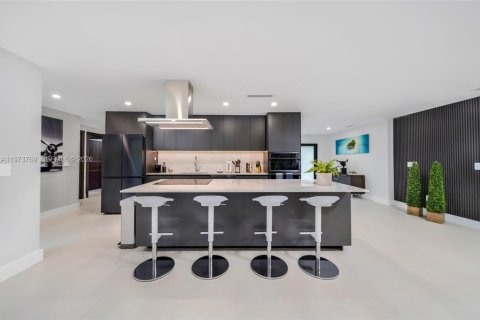 House in Miami, Florida 5 bedrooms, 238.29 sq.m. № 2038598 - photo 30