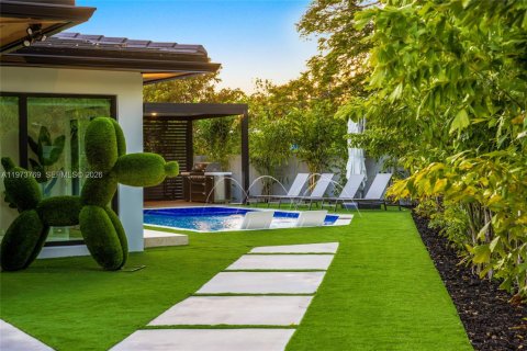 House in Miami, Florida 5 bedrooms, 238.29 sq.m. № 2038598 - photo 4