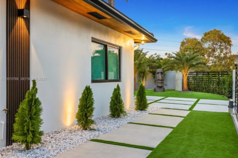 House in Miami, Florida 5 bedrooms, 238.29 sq.m. № 2038598 - photo 11