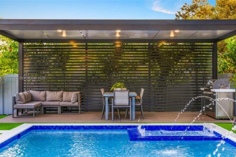 House in Miami, Florida 5 bedrooms, 238.29 sq.m. № 2038598 - photo 21